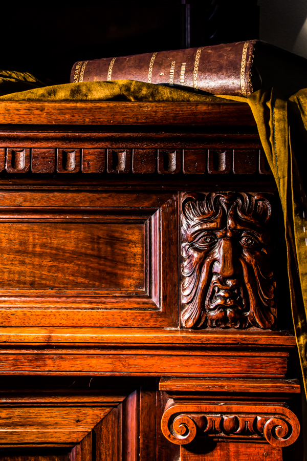 Libro su grottesca